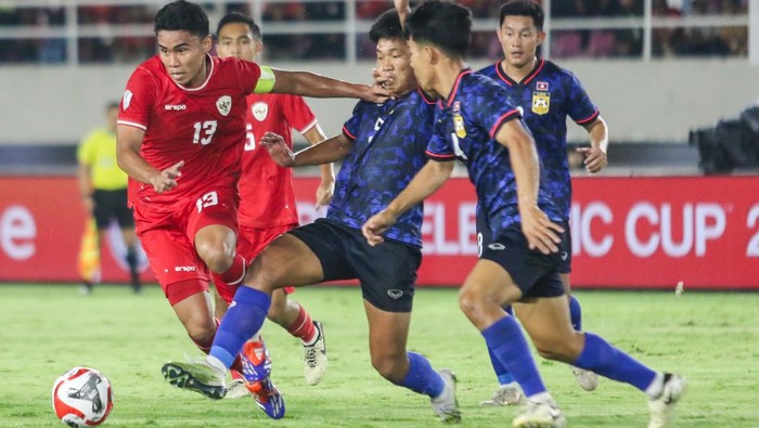 Pesepak bola Timnas Indonesia foto bersama sebelum bertanding melawan Timnas Laos saat pertandingan Grup B ASEAN Cup 2024 di Stadion Manahan, Solo, Jawa Tengah, Kamis (12/12/2024). ANTARA FOTO/Mohammad Ayudha