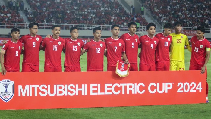 Pesepak bola Timnas Indonesia foto bersama sebelum bertanding melawan Timnas Laos saat pertandingan Grup B ASEAN Cup 2024 di Stadion Manahan, Solo, Jawa Tengah, Kamis (12/12/2024). ANTARA FOTO/Mohammad Ayudha