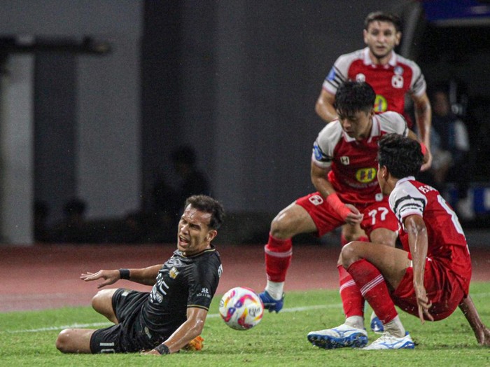 Pesepak bola Timnas Indonesia foto bersama sebelum bertanding melawan Timnas Laos saat pertandingan Grup B ASEAN Cup 2024 di Stadion Manahan, Solo, Jawa Tengah, Kamis (12/12/2024). ANTARA FOTO/Mohammad Ayudha