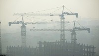 Gedung-gedung pencakar langit di Teheran hampir tidak terlihat akibat kabut asap yang terus bertahan sejak awal Desember 2024. Foto: AP/Vahid Salemi
