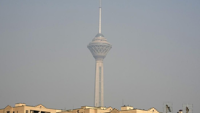 Kabut asap tebal menyelimuti Teheran dalam beberapa hari terakhir. Polusi udara di ibu kota Iran semakin parah, mengaburkan pemandangan kota.