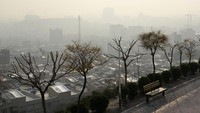 Polusi udara mengaburkan cakrawala Teheran, memberikan pemandangan kelabu yang menandai krisis kualitas udara yang parah. Foto: AP/Vahid Salemi