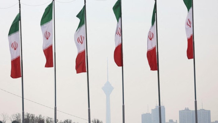 Iran Terbungkus Kabut Asap Pekat Kabut asap tebal menyelimuti Teheran dalam beberapa hari terakhir. Polusi udara di ibu kota Iran semakin parah, mengaburkan pemandangan kota.