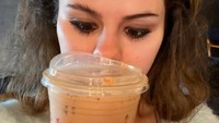 Penyanyi berusia 32 tahun ini rajin mengunggah aktivitasnya di Instagram. Tak lupa momen kulineran sampai masak pun ikut jadi sorotan. Foto: Instagam @selenagomez