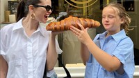Disebut sebagai salah satu miliarder termuda di Amerika, Selena sempat tinggal dua bulan di Paris. Ini potretnya saat ngemil Croissant dari Philippe Conticini. Foto: Instagam @selenagomez