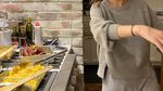 Jago Masak! Ini Aksi Selena Gomez Masak Ayam Panggang hingga Steak