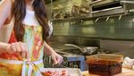 Jago Masak! Ini Aksi Selena Gomez Masak Ayam Panggang hingga Steak