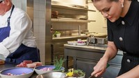 Dengan keahliannya, Selena tampak nyaman dan santai saat harus masak berdampingan dengan chef profesional. Foto: Instagam @selenagomez