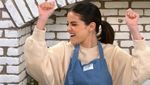 Jago Masak! Ini Aksi Selena Gomez Masak Ayam Panggang hingga Steak