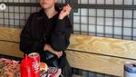 Jago Masak! Ini Aksi Selena Gomez Masak Ayam Panggang hingga Steak