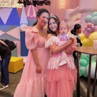 Bak princess, Jessica dan baby Kyarra juga melengkapi penampilannya dengan mahkota di atas kepala mereka. Penampilampilan keduanya pun banjir pujian dari para netizen. Foto: Instagram/@jscmila