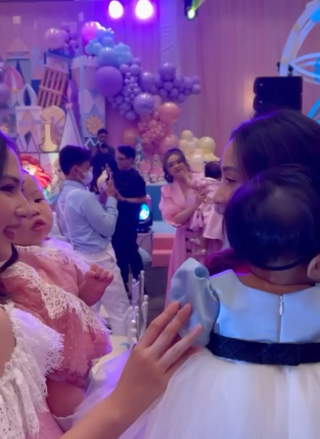 Sementara anaknya, baby Kyarra, terlihat begitu menggemaskan dengan pipi tembamnya. Lahir pada 20 Maret 2024, saat ini baby Kyarra baru berusia hampir 9 bulan. Foto: Instagram/@jscmila