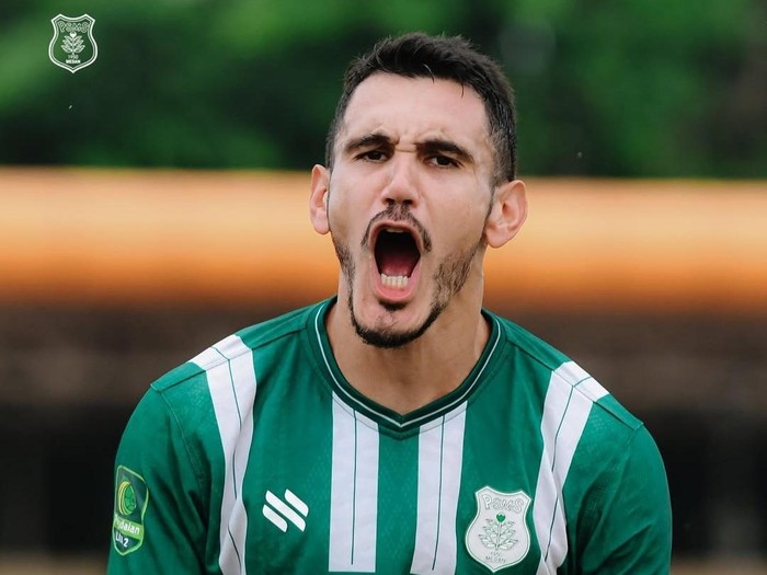 Juninho Cabral pemain PSMS Medan yang masuk top 5 besar pencetak gol Liga 2 musim 2024/2025. (Foto: Dok. Instagram @official_psmsmedan).