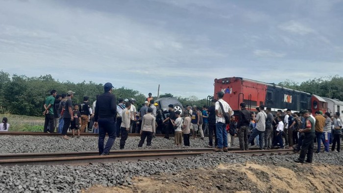 KA Rajabasa bertabrakan dengan mobil pelat B di pelintasan tanpa palang.