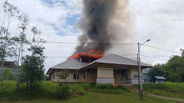 Kantor BKD Boven Digoel dibakar.