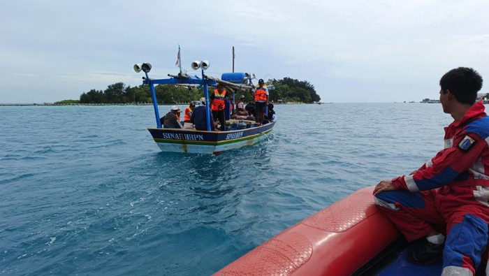 Kapal karam di Pulau Karang Beras, Kepulauan Seribu karena mengalami lambung bocor.
