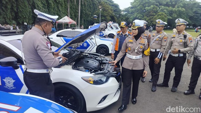 Kasatlantas Polresta Malang Kota Kompol Fitria Wijayanti saat mengecek kesiapan ranmor pengamanan Natal dan Tahun Baru