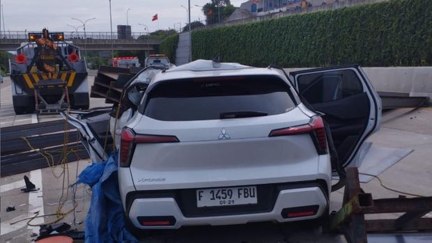 Kecelakaan melibatkan mobil Mitsubishi XForce dengan truk muatan besi di Tol Andara, Depok. Muatan besi tumpah hingga menimpa mobil XForce berkelir putih, pada Kamis (12/12/2024) siang.