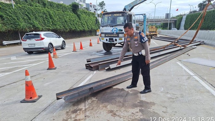 Kecelakaan melibatkan mobil Mitsubishi XForce dengan truk muatan besi di Tol Andara, Depok. Muatan besi tumpah hingga menimpa mobil XForce berkelir putih, pada Kamis (12/12/2024) siang.