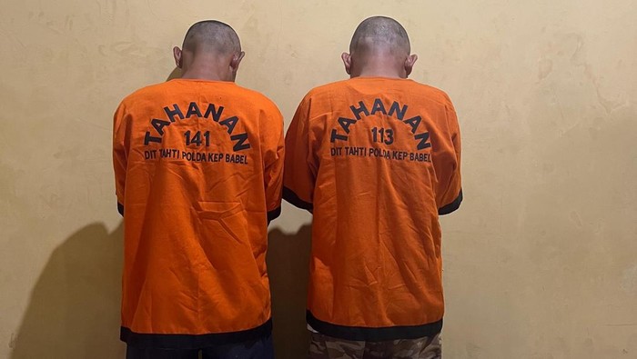 Kedua pelaku judi togel saat diamankan polisi
