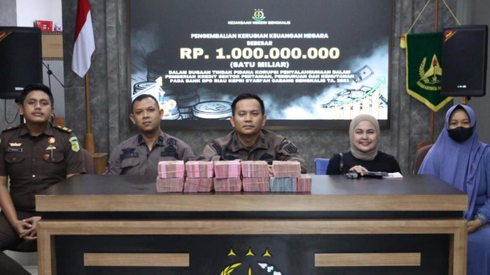 Kejari Bengkalis terima pengembalian uang kasus korupsi BKR cabang Bengkalis dari tersangka senilai Rp 1 M. (Istimewa)