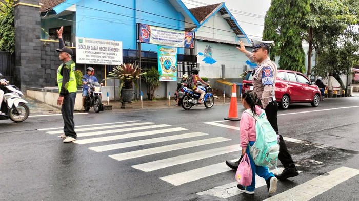 Satlantas Polres Batu mengintensifkan kegiatan poros pagi di 31 titik rawan kemacetan dan kepadatan lalu lintas