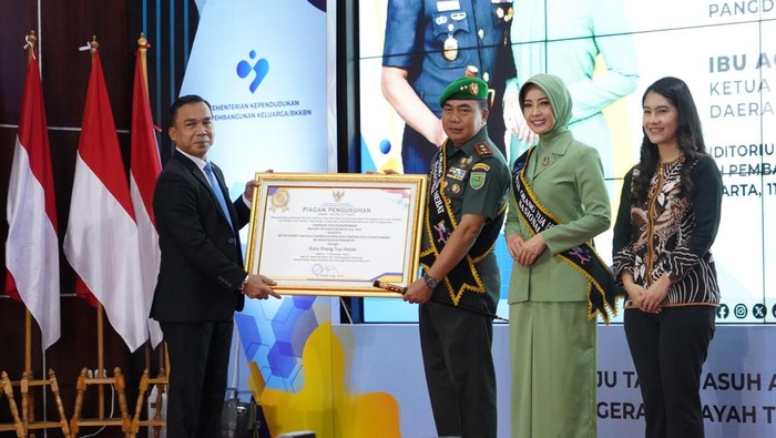 Kepala BKKBN Wihaji mengukuhkan Pangdam XVII/Cenderawasih, Mayjen Tentara Nasional Indonesia Rudi Puruwito dan Ketua Persit Kartika Chandra Kirana XVII/Cenderawasih Agustin Rudi Puruwito selaku  Duta Orang Tua Hebat Nasional.