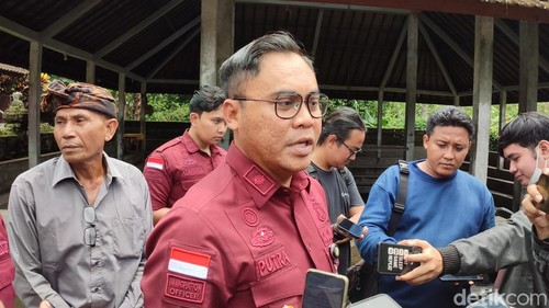 Kepala Kantor Imigrasi (Kakanim) Denpasar Ridha Sah Putra saat ditemui di Desa Marga, Kecamatan Marga, Tabanan pada Kamis (12/12/2024). (Ahmad Firizqi Irwan/detikBali)