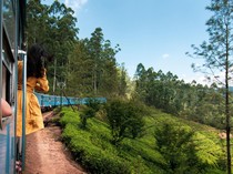 Jangan Ditiru! Turis China Jatuh Saat Foto di Gerbong Kereta Api