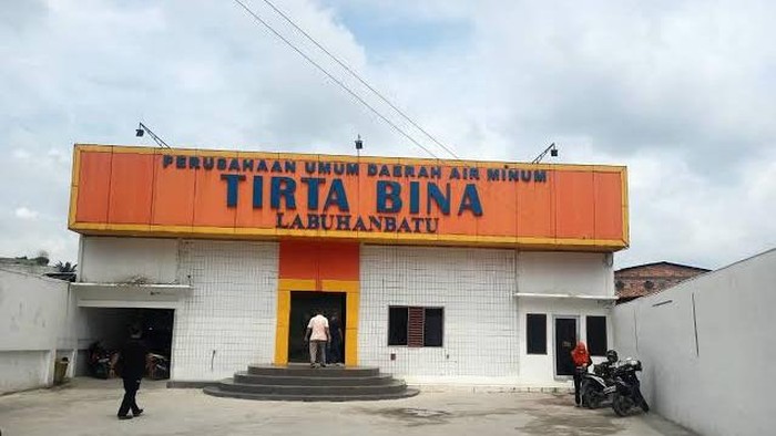 Keterangan foto: Kantor PUDAM Tirta Bina Labuhanbatu yang digeledah Kejari (Dok. Istimewa)