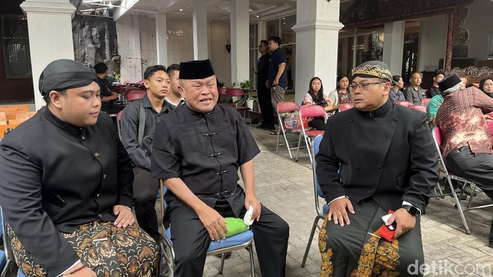Amar Pradopo (kiri), Kirun (tengah), Briyan Pandhit ( kanan) di rumah duka Warseno Slenk, Kamis (12/12/2024).
