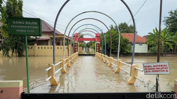 Kondisi permukiman warga di Kendal Kota, Kabupaten Kendal, yang terendam banjir, Kamis (12/12/2024) pagi.