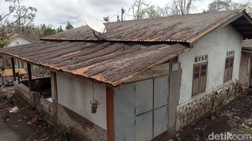 Kondisi rumah warga di Desa Nawokote, Kecamatan Wulanggitang, Flores Timur, NTT, Kamis (12/12/2024).