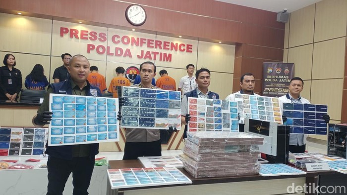 Konferensi pers pengungkapan sindikat judi online jaringan internasional di Polda Jatim.