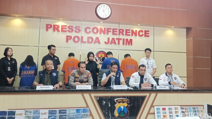 Konferensi pers pengungkapan sindikat judi online jaringan internasional di Polda Jatim. (Foto: Sri Rahayu/detikJatim)