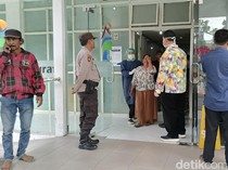 Video Dua Pria di Lumajang Duel Carok Gegara Tatapan Mata saat Pesta Miras