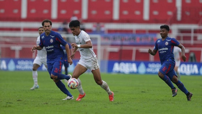 Laga Arema FC melawan Persis Solo pada pekan ke-14 Liga 1 2024/2025, di Stadion Gelora Soeprijadi, Blitar, Jawa Timur, Kamis (12/12/2024).