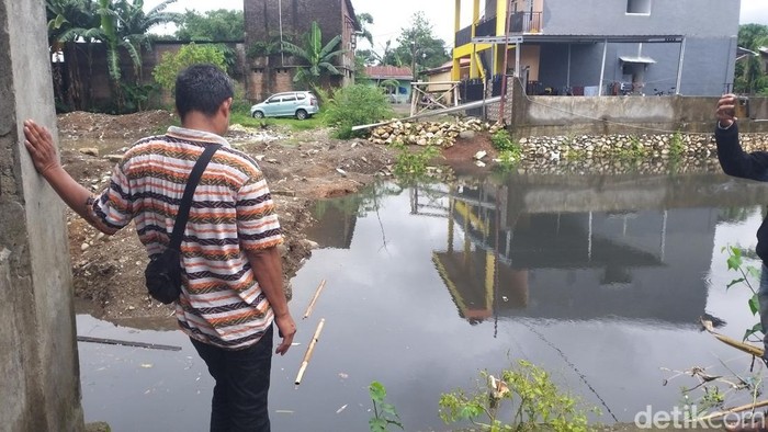 Lokasi kubangan bekas galian di Makassar tempat kakak beradik tenggelam.