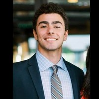 Netizen yang membanjiri kolom komentar tak sedikit yang menyebutnya pembunuh tampan, menujukkan kertertarikan padanya hingga berterimakasih. Dia disebut telah ‘mengorbankan diri demi kebaikan masyarakat.’ Foto: Instagram