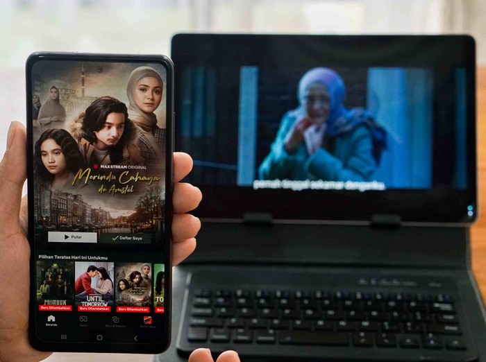 MAXStream Studios Luncurkan Tiga Film Originalnya ke Netflix_1-2: MAXStream Studios secara resmi melisensikan film original Primbon, Merindu Cahaya de Amstel, dan Until Tomorrow ke Netflix.