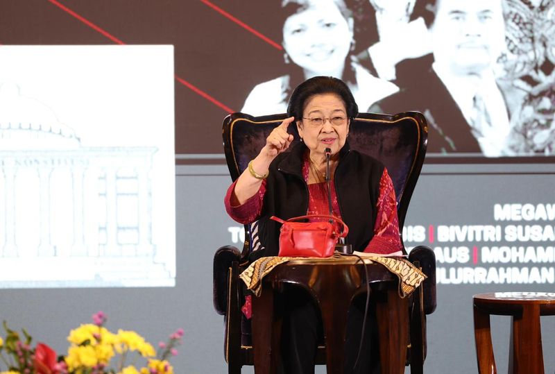 Megawati Soekarnoputri dalam acara peluncuran buku Todung Mulya Lubis dan diskusi 'Pilpres 2024: Antara Hukum, Etika, dan Pertimbangan Psikologis' di Hotel Four Seasons, Jakarta Pusat, Kamis (12/12/2024).