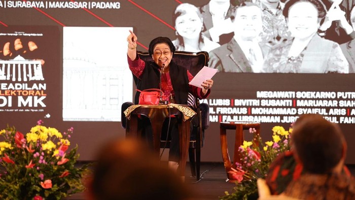 Megawati Soekarnoputri dalam acara peluncuran buku Todung Mulya Lubis dan diskusi Pilpres 2024: Antara Hukum, Etika, dan Pertimbangan Psikologis di Hotel Four Seasons, Jakarta Pusat, Kamis (12/12/2024).