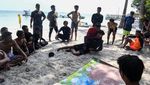 Melihat Latihan Para Penjaga Pantai