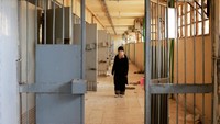 Hayat al-Turki, 27 tahun, melihat sel di dalam penjara Sednaya di Suriah, berharap dapat menemukan kerabatnya, Rabu (11/12). 