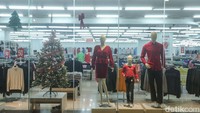 Beberapa produk juga digelar di lantai dasar dengan diskon yang cukup menggoda.