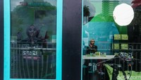 Masing-masing booth memiliki afiliator atau host yang menjelaskan keunggulan dari produknya.