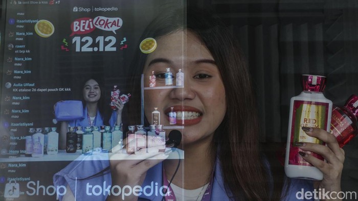 Mengintip Jual Beli Online di Harbolnas 2024 Hari Belanja Online Nasional (Harbolnas) digelar setiap 12 Desember. Sejumlah toko online pun ramai-ramai menjajakan produknya, seperti terlihat di Taman Literasi Blok M.