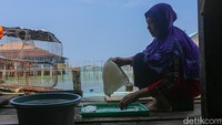 Nani mengatakan awal mula membuat stick sotong karena ingin membantu keuangan keluarga. Berawal dari menonton tutorial di YouTube, kini stick sotong buatan Nani digemari banyak masyarakat setempat, bahkan mejeng di pusat oleh-oleh Wawonii dengan merek Stick Sotong Kalabutang.