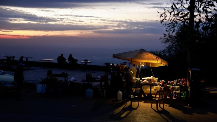 People look at the sun rising over Damascus days after rebels seized the capital and ousted President Bashar al-Assad in Damascus, Syria, December 12, 2024. REUTERS/Ammar Awad