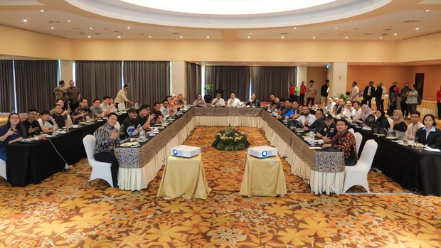 Menteri Ekonomi Kreatif (Menekraf), Teuku Riefky Harsya, bersama Wakil Menteri Ekonomi Kreatif Irene Umar menerima audiensi para konten kreator.  (dok istimewa).